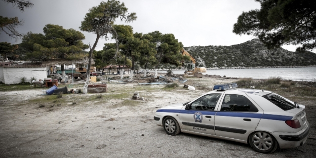 Σχινιάς: Θρίλερ με τη σορό που βρέθηκε με βαρίδι στη θάλασσα – Τι εξετάζεται