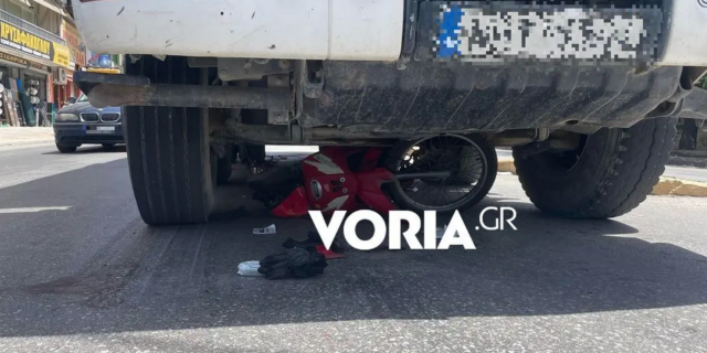 Σοβαρό τροχαίο στη Θεσσαλονίκη: Μηχανή κατέληξε στις ρόδες φορτηγού – Διασωληνωμένη η οδηγός