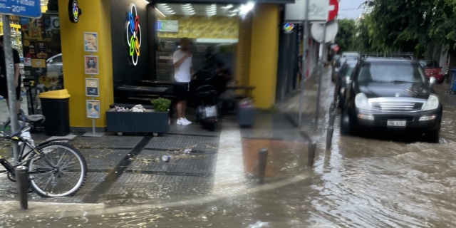 Ξαφνική νεροποντή στη Θεσσαλονίκη – Πλημμύρισαν οι δρόμοι