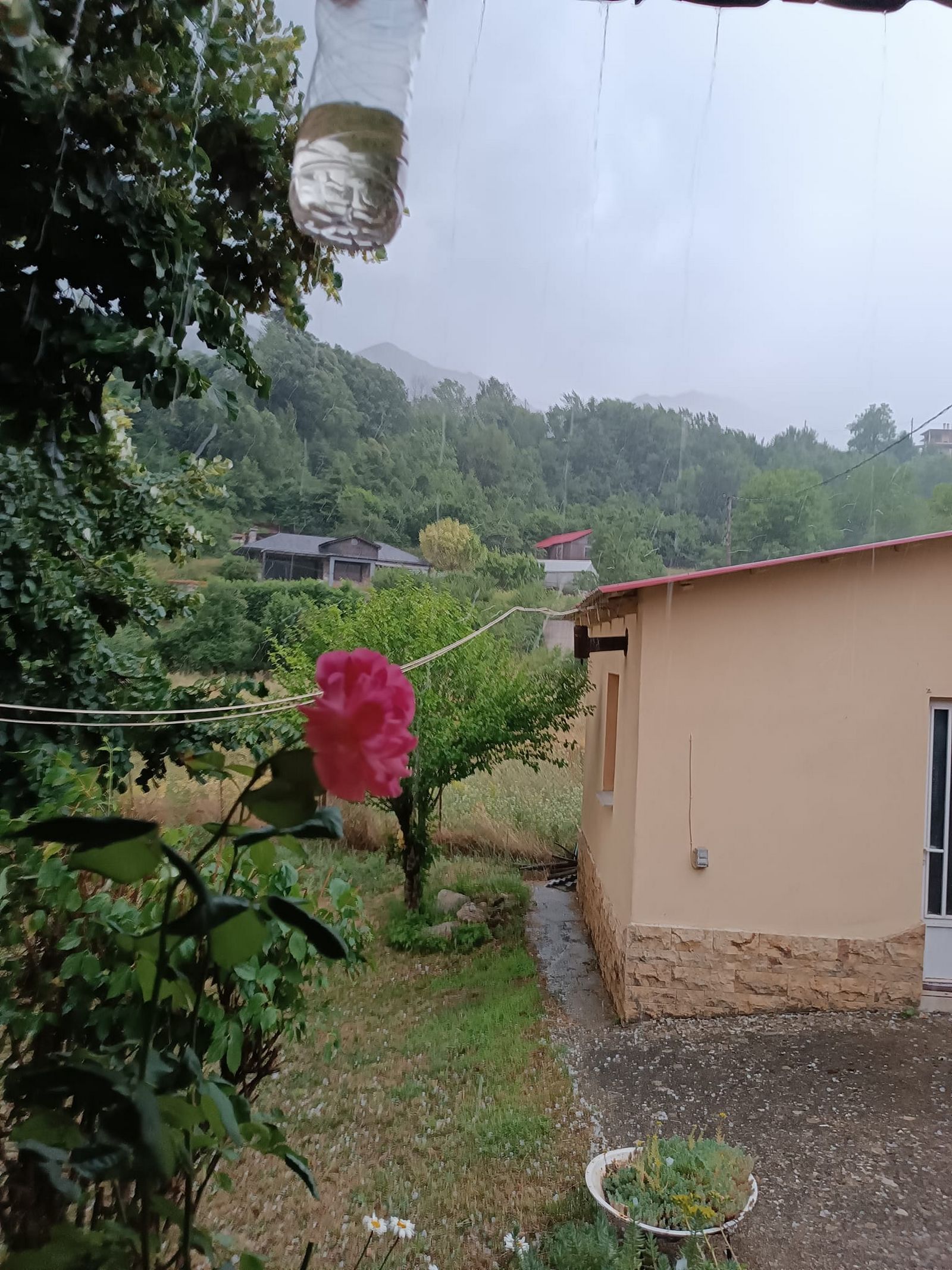 Χαλάζι στα ορεινά των Τρικάλων