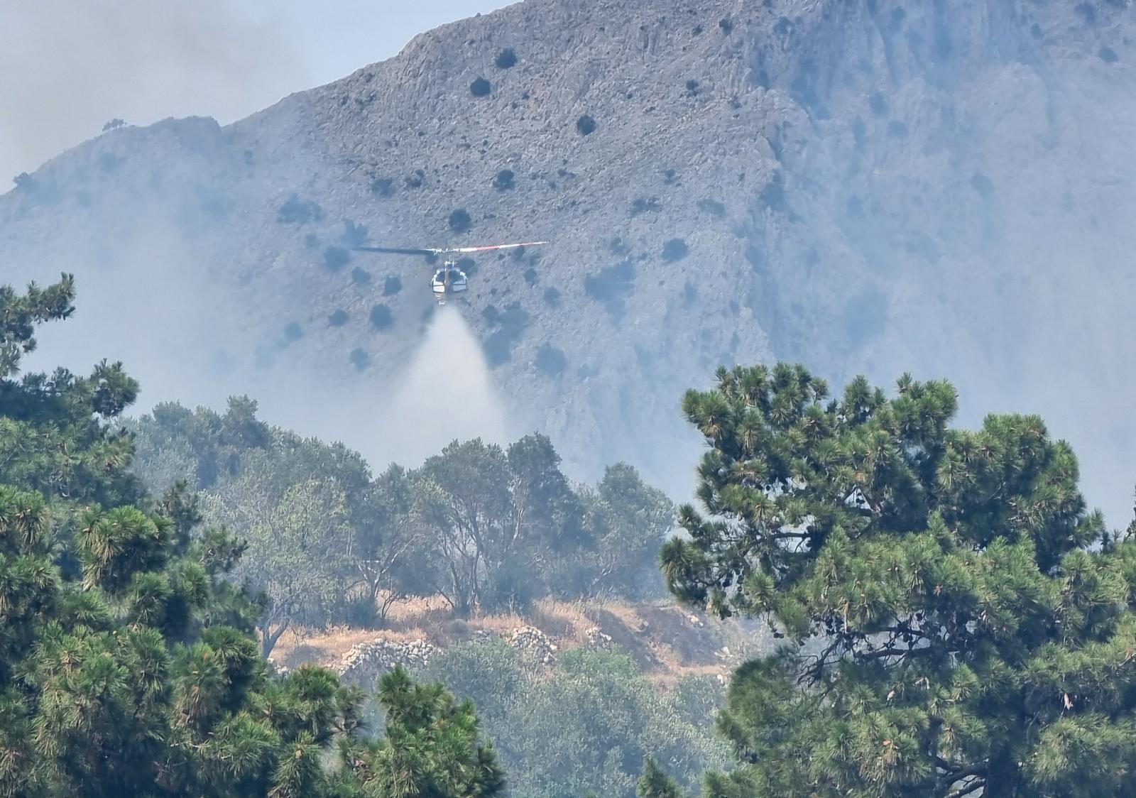 Εναέρια μέσα επιχειρούν για την κατάσβεση της πυρκαγιάς στη Χίο