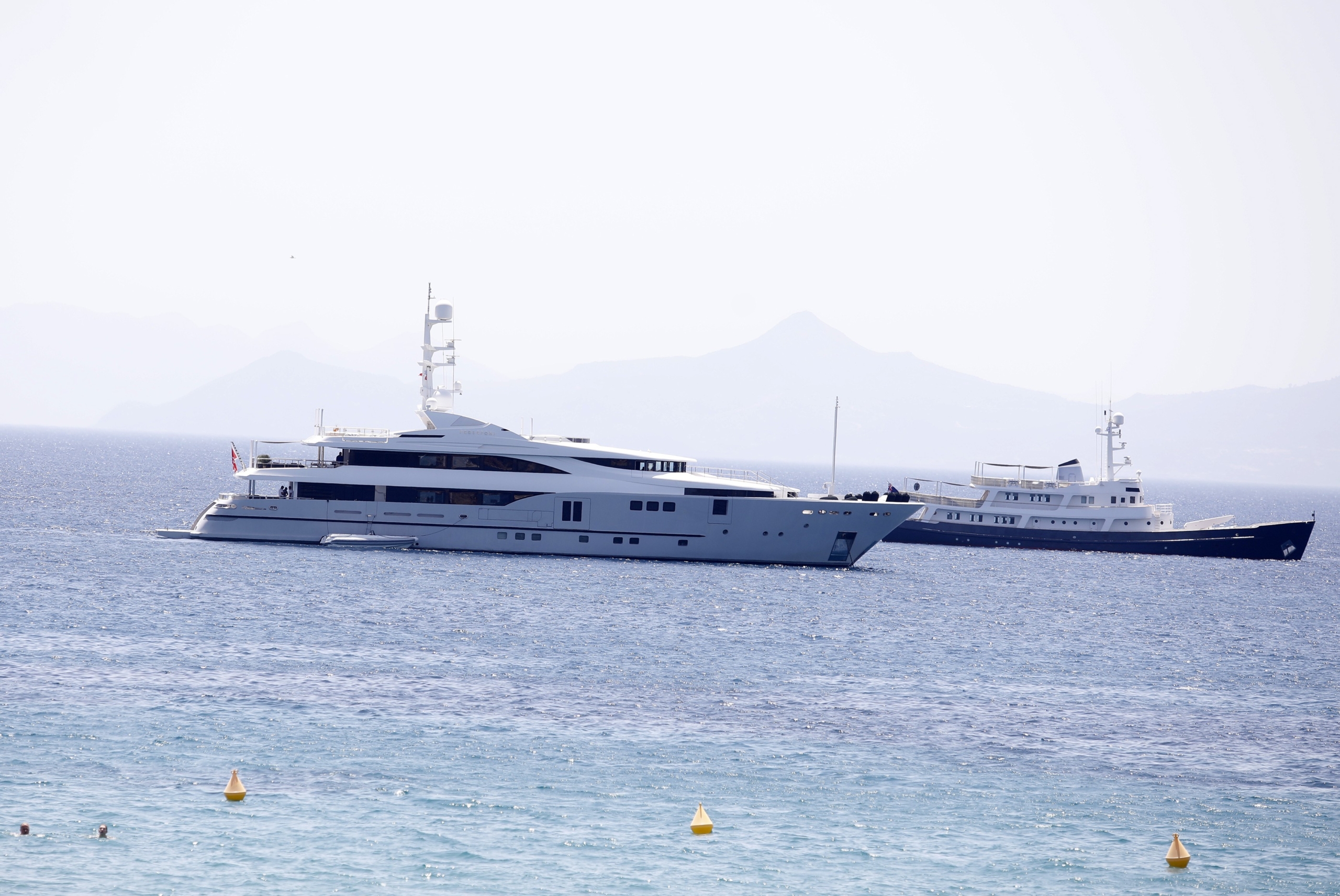 Το σκάφος που εμπλέκεται στη φωτιά στην Ύδρα