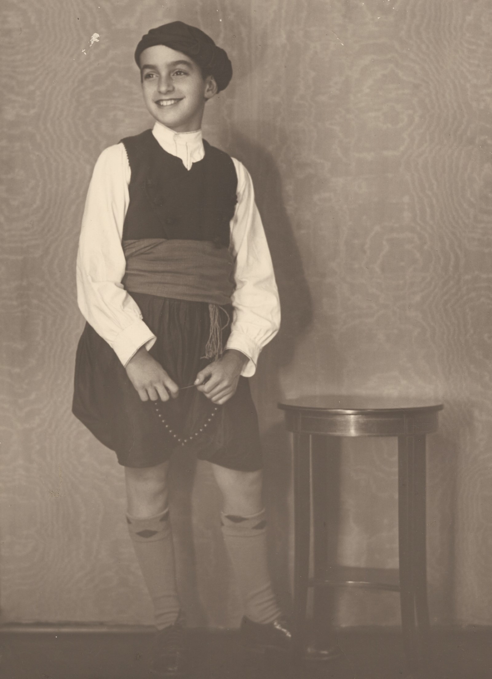 Κρητικόπουλο. Αργυροτυπία, 22,3 x 16,2 εκ.Κάτω αριστερά, ανάγλυφη σφραγίδα Photo Nelly’s Athens. 