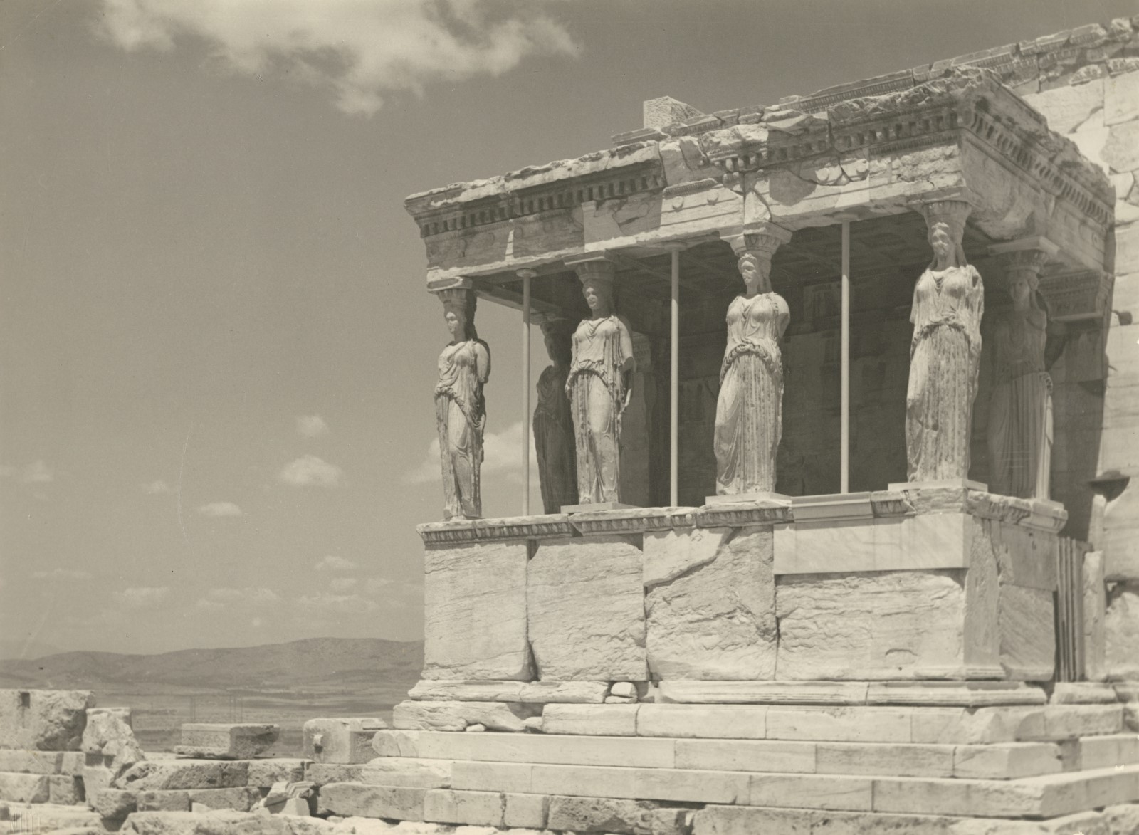 Οι Καρυάτιδες, π. 1935. Αργυροτυπία, 27,8 x 37,9 εκ. Κάτω αριστερά, ανάγλυφη σφραγίδα Photo Nelly’s Athens.