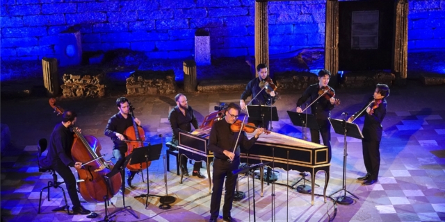 Λεωνίδας Καβάκος – Apollωn Ensemble. Τα Κοντσέρτα για βιολί του Μπαχ. Μία συναυλία στη μνήμη του αρχαιολόγου Πέτρου Θέμελη. Αρχαίο Θέατρο Μεσσήνης, 11/07/2024