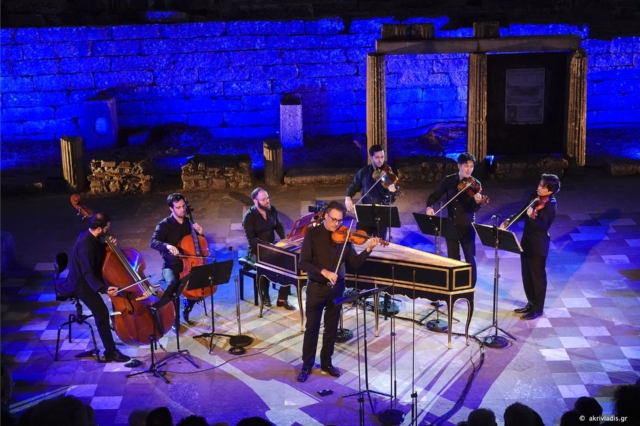 Λεωνίδας Καβάκος – Apollωn Ensemble. Τα Κοντσέρτα για βιολί του Μπαχ. Μία συναυλία στη μνήμη του αρχαιολόγου Πέτρου Θέμελη. Αρχαίο Θέατρο Μεσσήνης, 11/07/2024