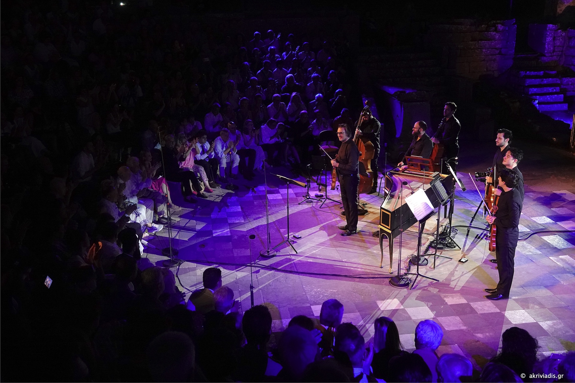 Λεωνίδας Καβάκος – Apollωn Ensemble. Τα Κοντσέρτα για βιολί του Μπαχ. Μία συναυλία στη μνήμη του αρχαιολόγου Πέτρου Θέμελη. Αρχαίο Θέατρο Μεσσήνης, 11/07/2024