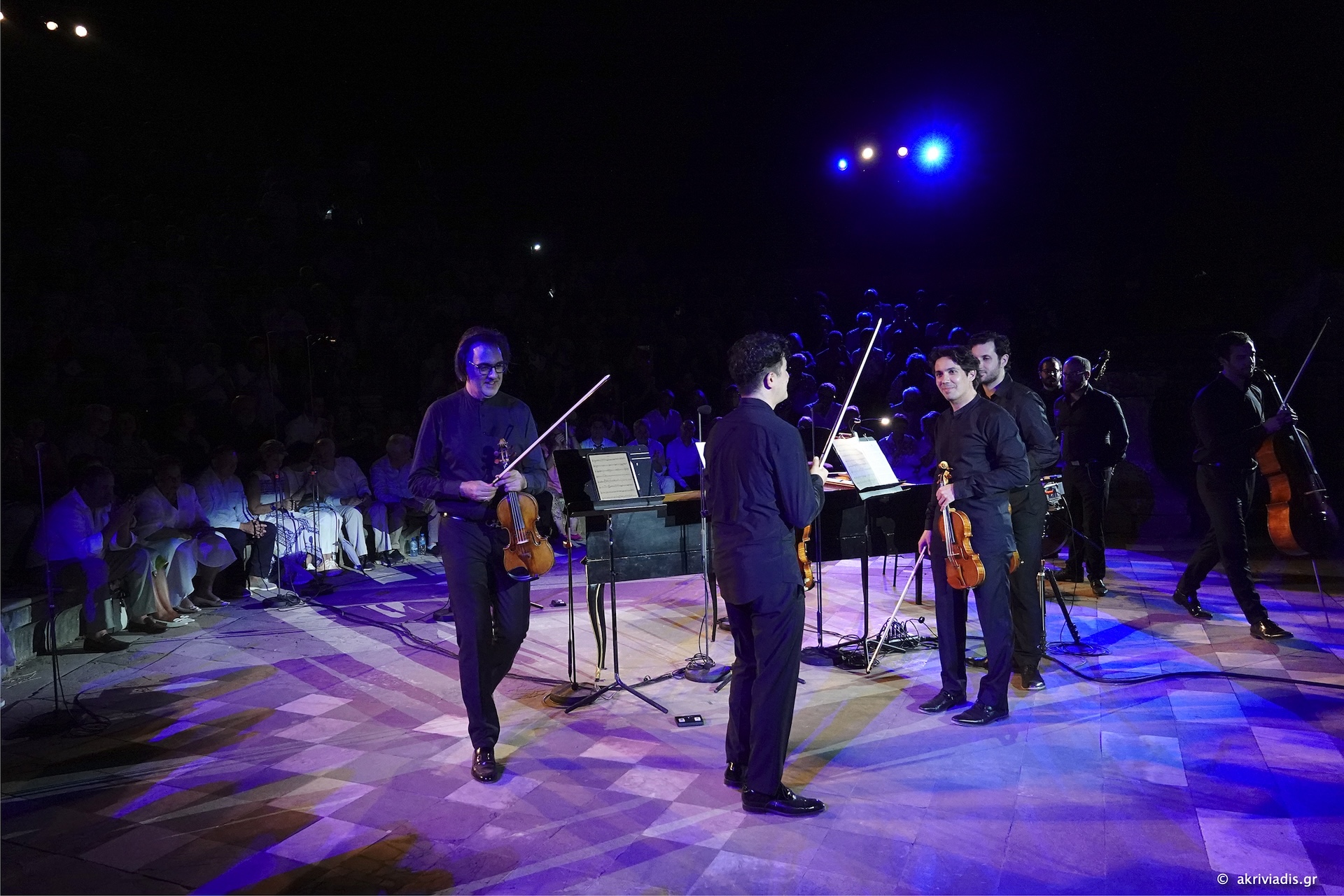 Λεωνίδας Καβάκος – Apollωn Ensemble. Τα Κοντσέρτα για βιολί του Μπαχ. Μία συναυλία στη μνήμη του αρχαιολόγου Πέτρου Θέμελη. Αρχαίο Θέατρο Μεσσήνης, 11/07/2024