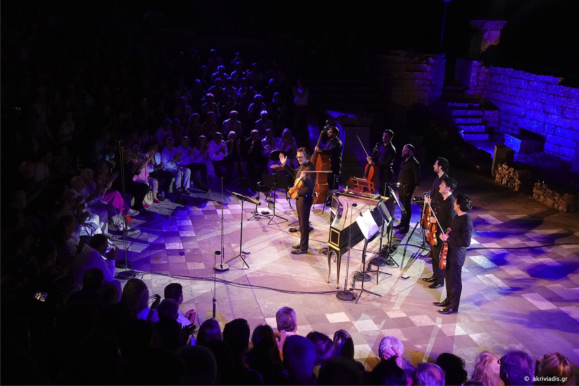 Λεωνίδας Καβάκος – Apollωn Ensemble. Τα Κοντσέρτα για βιολί του Μπαχ. Μία συναυλία στη μνήμη του αρχαιολόγου Πέτρου Θέμελη. Αρχαίο Θέατρο Μεσσήνης, 11/07/2024