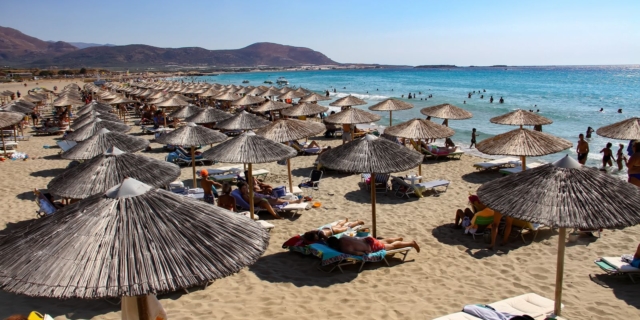 Ξαπλώστρες σε παραλία στα Χανιά