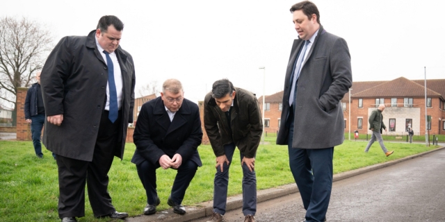 Οι Rishi Sunak, Jonathan Dulston, Tees Valley Mayor Ben Houchen και Peter Gibson σε επίσκεψη στο Darlington