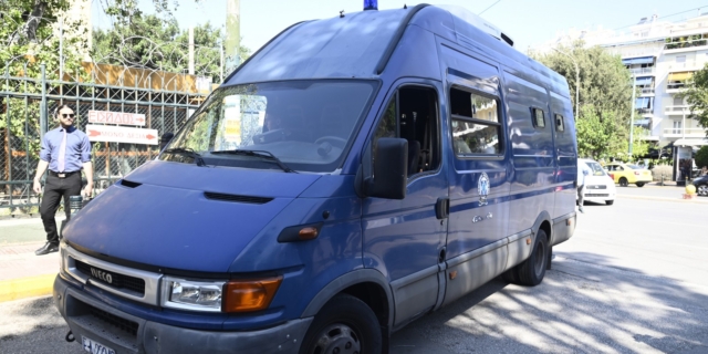 Μεταγωγή 14 συλληφθέντων για κύκλωμα εκβιαστών στον ανακριτή