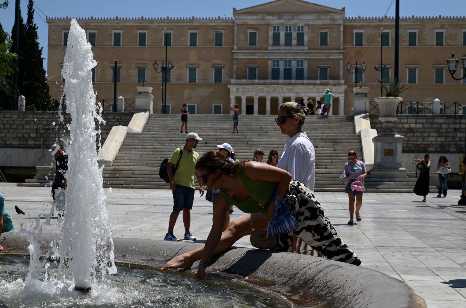 Έρχεται θερμή εισβολή: Σενάρια για έως 40°C και τροπικές νύχτες - Η ανάρτηση Κολυδά