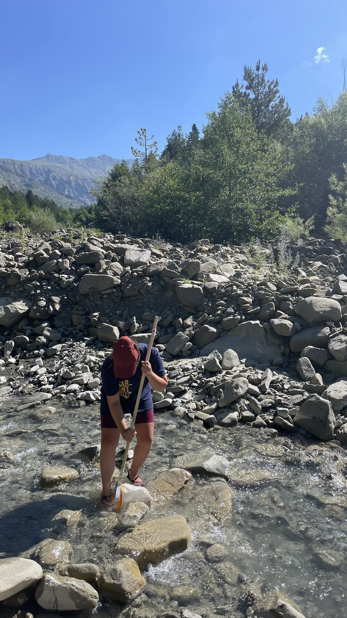 Η Αναστασία Λάμπου, περιβαλλοντολόγος και ειδική στη βενθική οικολογία στο ΕΛ.ΚΕ.ΘΕ.