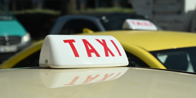 Ταξί: Υποχρεωτική σήμανση για πληρωμές με POS – Τα πρόστιμα για το “αυτοκόλλητο”