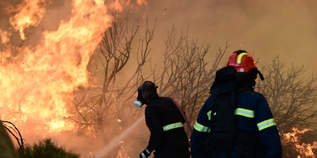 Εύβοια: Τραυματίστηκε και δεύτερος πυροσβέστης – Βελτιωμένη η εικόνα της φωτιάς