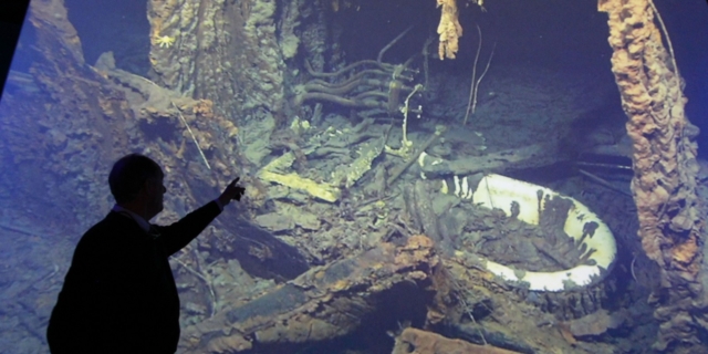 Ο καθηγητής ωκεανογραφίας στο Πανεπιστήμιο του Ρόουντ Άιλαντ, Ρόμπερτ Μπάλαρντ δείχνει πλάνα από το ναυάγιο του Τιτανικού που αποτελούν μέρος της έκθεσης στο κτίριο του Μπέλφαστ