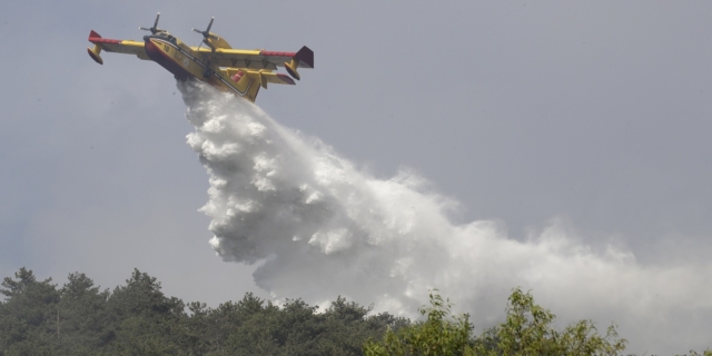 Κατάσβεση πυρκαγιάς στην Ιταλία
