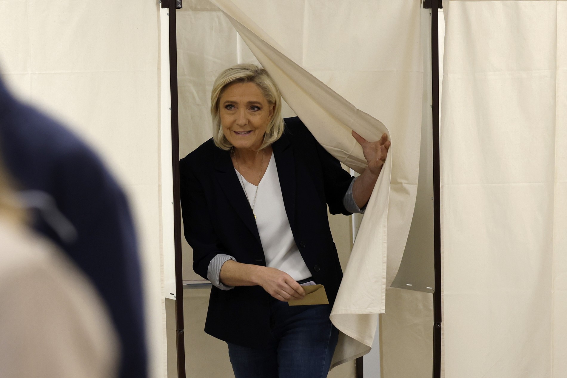 Η Le Pen στην κάλπη