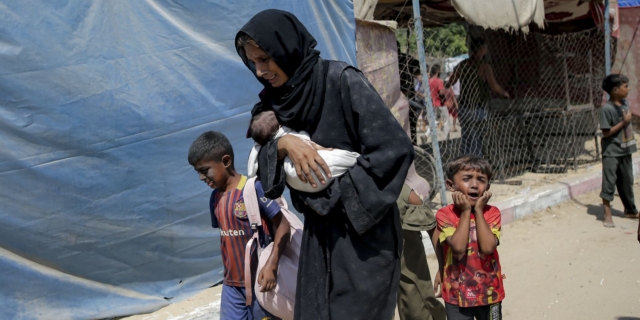 Παλαιστίνιοι απομακρύνονται από περιοχή που επλήγη από ισραηλινό βομβαρδισμό στη Χαν Γιουνίς