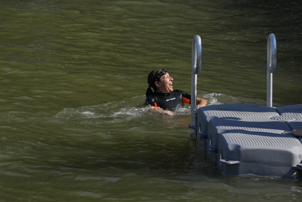 Η δήμαρχος του Παρισιού έκανε βουτιά στον Σηκουάνα