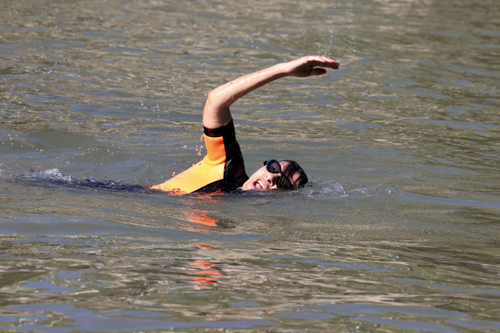 Η δήμαρχος του Παρισιού έκανε βουτιά στον Σηκουάνα