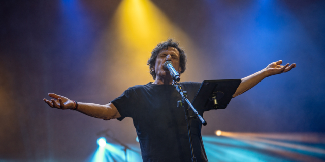 Είδαμε Βασίλη Παπακωνσταντίνου στο Release: Κι ό,τι ζήσαμε προβλήθηκε με φόντο την πλατεία