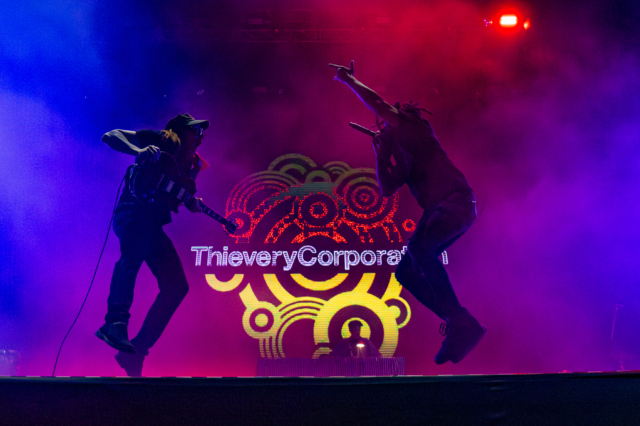 Είδαμε Thievery Corporation στο Release – Η “βουτιά” στο κοινό με τη σημαία της Παλαιστίνης