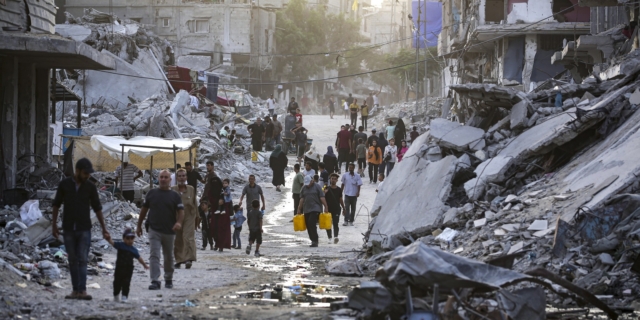 Παλαιστίνιοι εκτοπισμένοι από την ισραηλινή αεροπορική και χερσαία επίθεση στη Λωρίδα της Γάζας