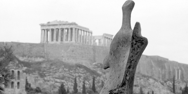 Το έργο του Henry Moore «Standing Figure: Knife Edge»
