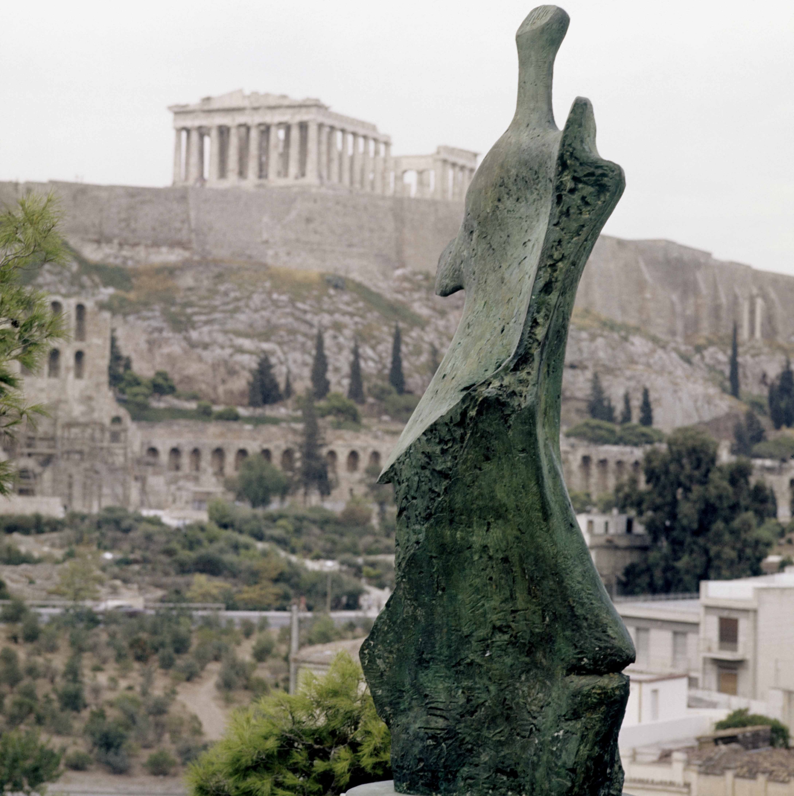 Το έργο του Henry Moore «Standing Figure: Knife Edge»