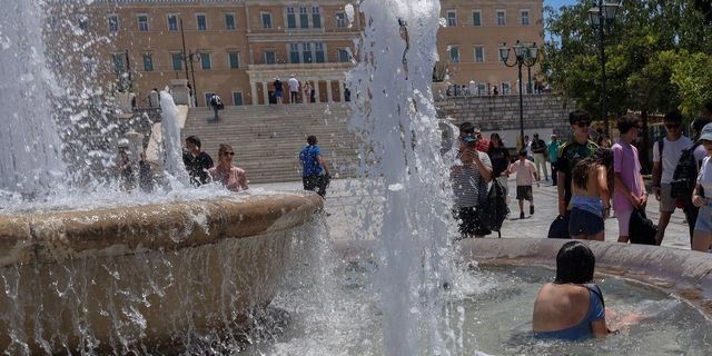 Πολίτες μπαίνουν μέσα στο σιντριβάνι της Πλατείας Συντάγματος για να δροσιστούν