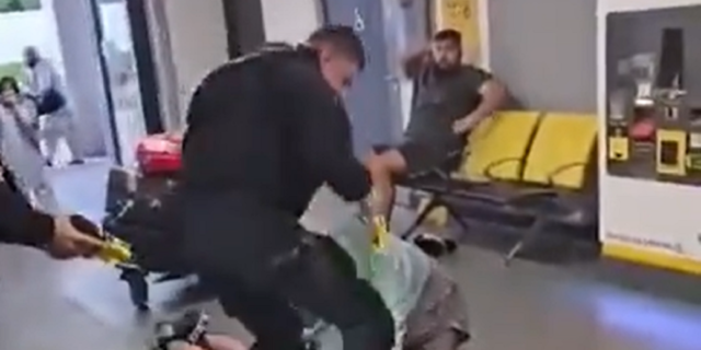 Βρετανία: Ποινική έρευνα σε βάρος του αστυνομικού που κλώτσησε και πάτησε άνδρα στο κεφάλι