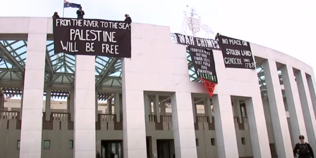 Συνθήματα και πανό υπέρ της Παλαιστίνης στην οροφή του Κοινοβουλίου στην Καμπέρα