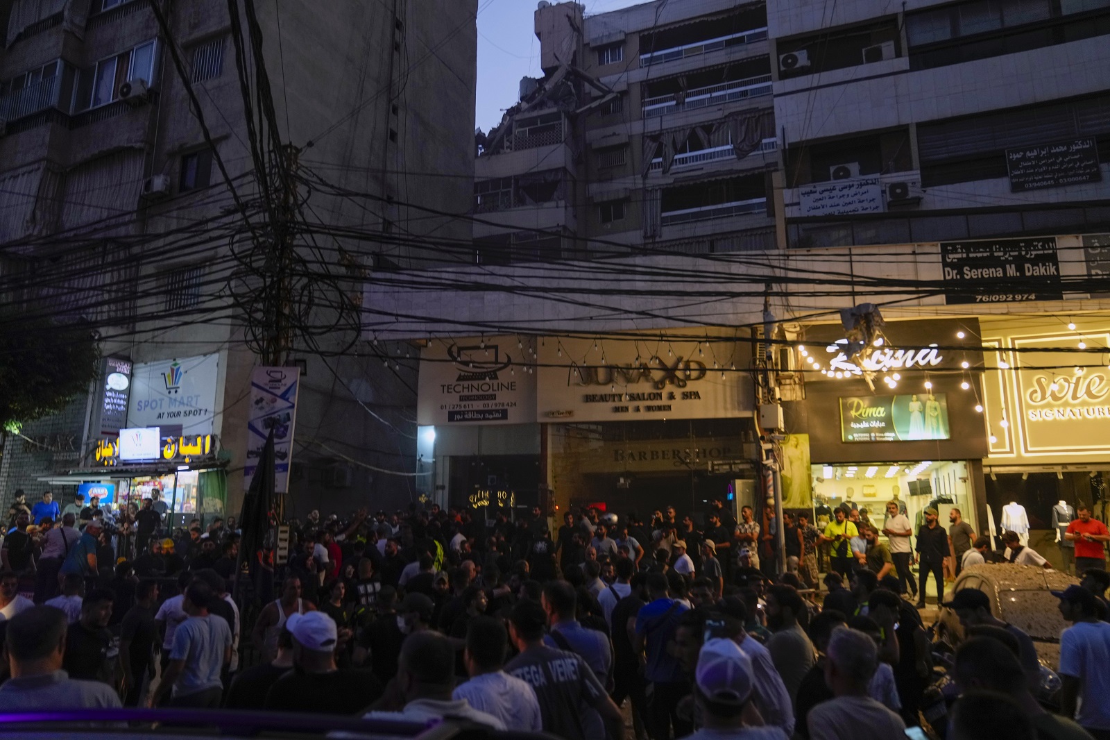 Κόσμος συγκεντρώθηκε έξω από το κτίριο όπου πραγματοποιήθηκε η επίθεση στα προάστια της Βηρυττού