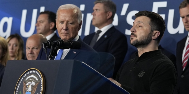 Ο πρόεδρος των ΗΠΑ Τζο Μπάιντεν και ο Ουκρανός ομόλογός του Βολοντίμιρ Ζελένσκι