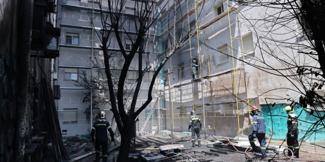 Πυροσβέστες επιχειρούν σε φωτιά ξέσπασε σε εξωτερικό χώρο στην πίσω πλευρά του Νοσοκομείου Δράμας