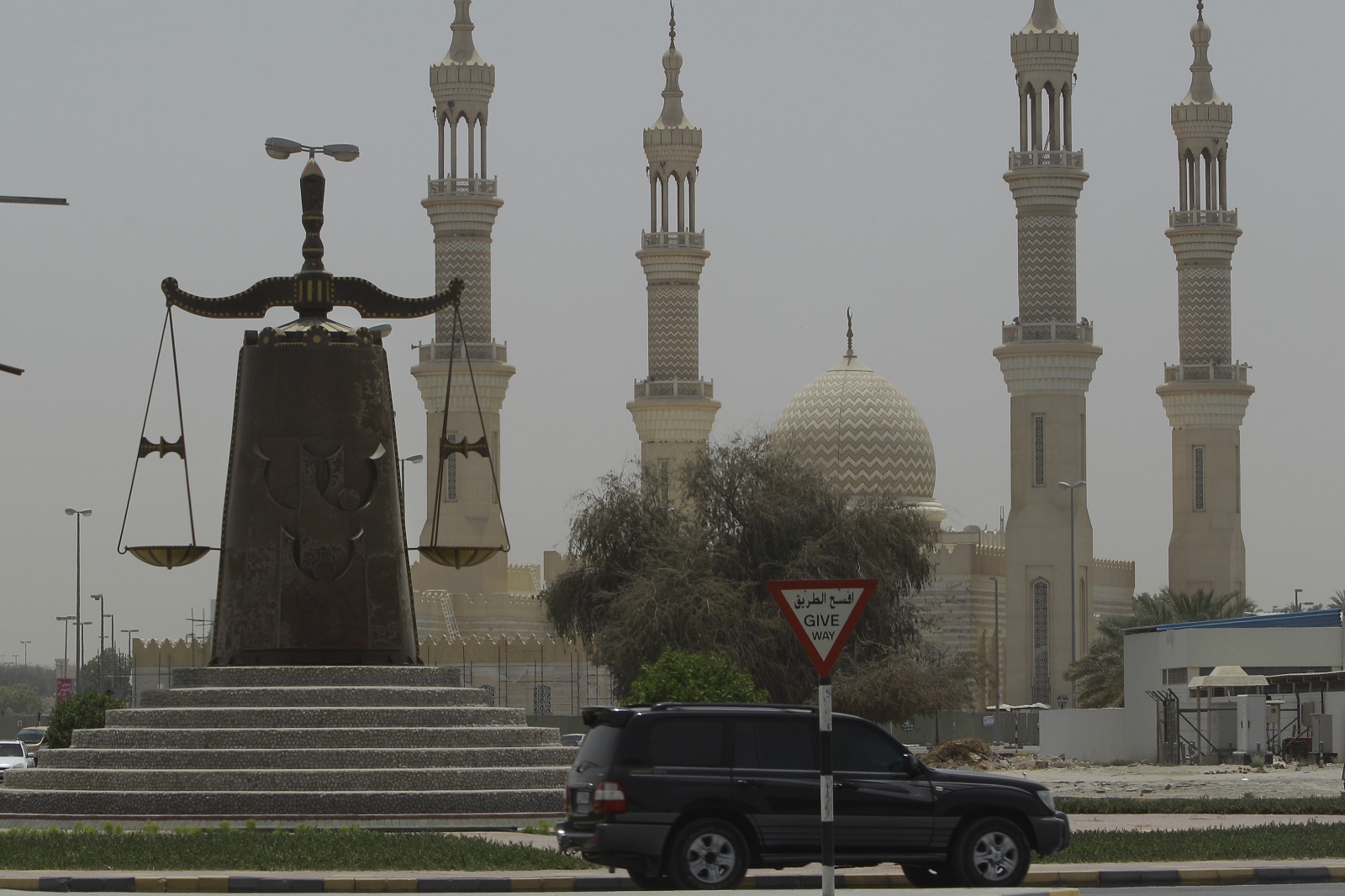 Άγαλμα - σύμβολο της δικαιοσύνης στα Ηνωμένα Αραβικά Εμιράτα
