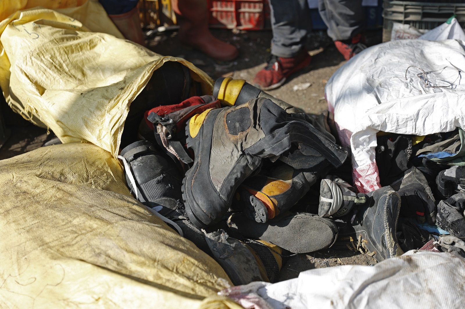 Aντικείμενα που ανασύρθηκαν από ομάδα καθαρισμού στο Έβερεστ