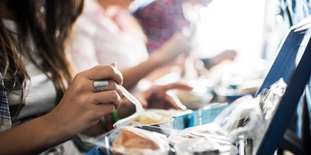 Αυτά είναι τα φαγητά και τα ποτά που δεν πρέπει ποτέ να καταναλώνετε όταν ταξιδεύετε με αεροπλάνο