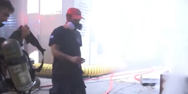 Μεγάλη φωτιά με απεγκλωβισμούς στο κέντρο της Αθήνας