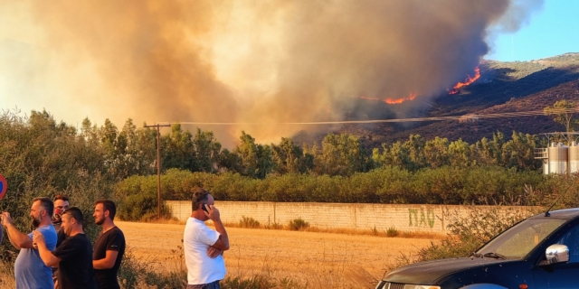Εκτός ελέγχου η φωτιά στην Εύβοια – Διαδοχικές εκκενώσεις οικισμών