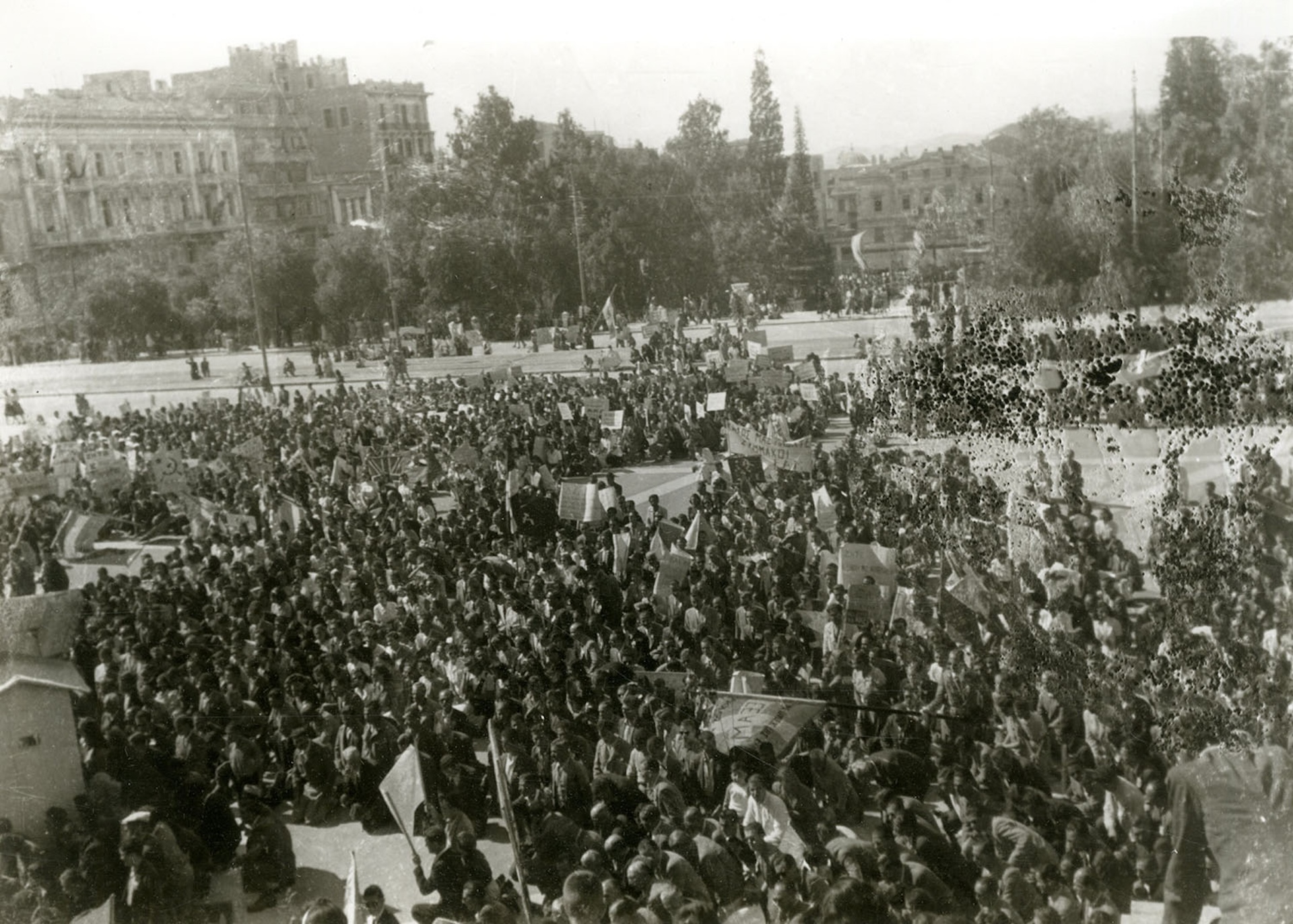 ΑΣΚΙ Αθήνα, Οκτώβριος 1944 ... στην πλατεία Συντάγματος