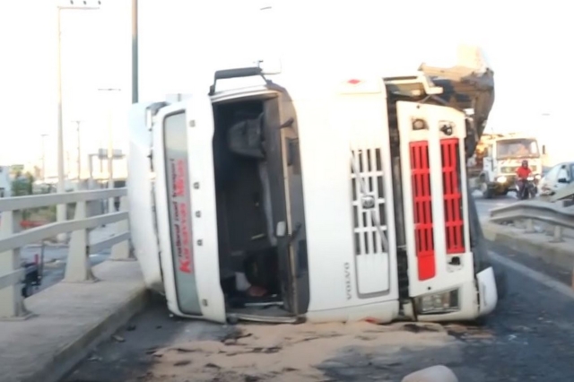 Κηφισός: Ανατροπή φορτηγού στην έξοδο προς Πέτρου Ράλλη