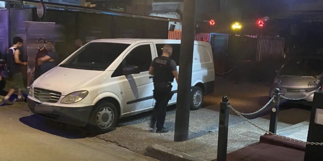 Γκάζι: Μεγάλη επιχείρηση της ΕΛ.ΑΣ με 6 συλλήψεις – Εργαζόμενος νυχτερινού κέντρου επιτέθηκε με γκλοπ σε αυτοκίνητο
