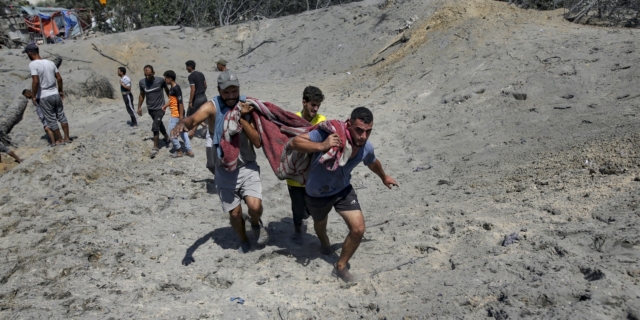 Παλαιστίνιοι εκκενώνουν την Χαν Γιουνίς σε προηγούμενο βομβαρδισμό του Ισραήλ στην περιοχή