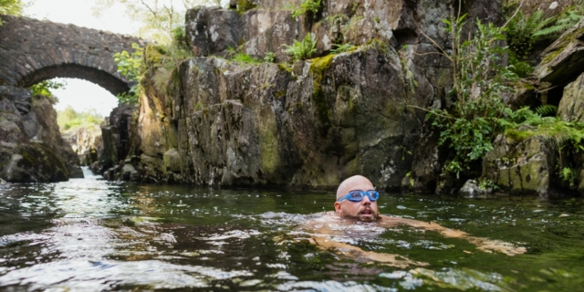 Κολύμπι σε παγωμένα νερά: Πόσο ευεργετικό είναι τελικά;