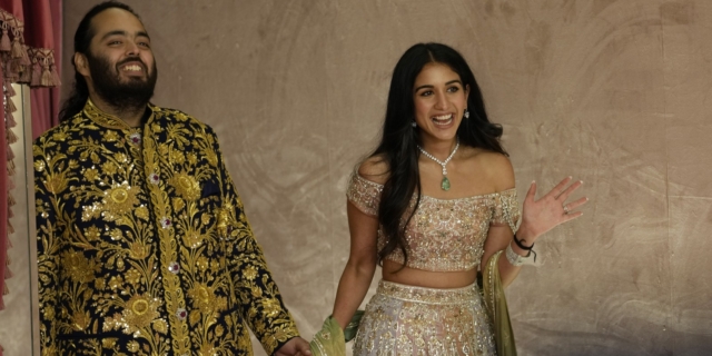 Ο Anant Ambani και η Radhika Merchant ποζάρουν για τους φωτογράφους κατά τη διάρκεια της προγαμιαίας τελετής τους στo Moυμπάι