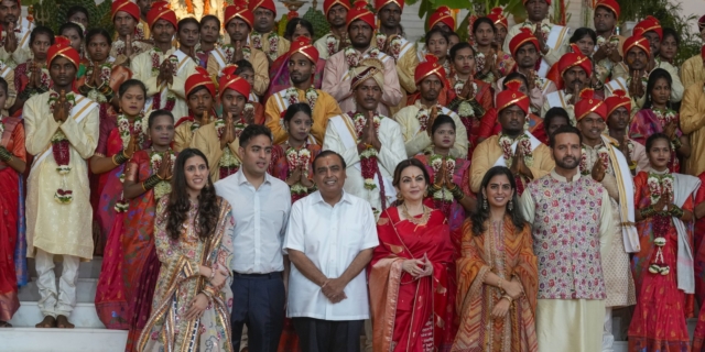 Ο πλουσιότερος άνδρας της Ασίας παντρεύει τον γιο του και άπορα ζευγάρια