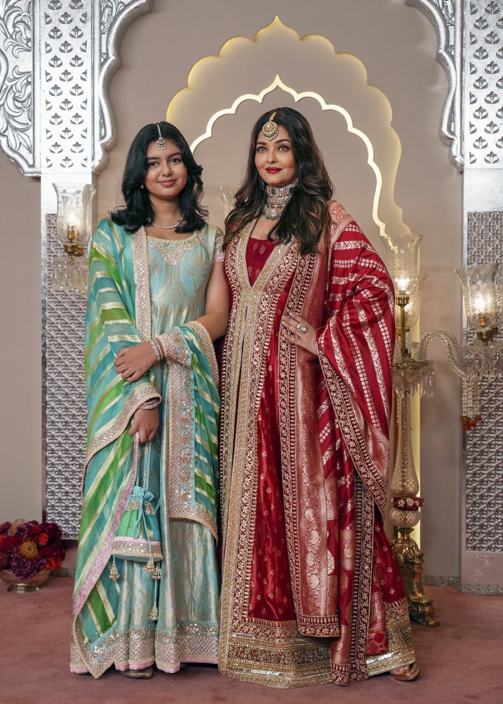 Η Ινδή ηθοποιός Aishwarya Rai Bachchan ποζάρει για μια φωτογραφία με την κόρη της Aaradhya καθώς φτάνει στο γάμο